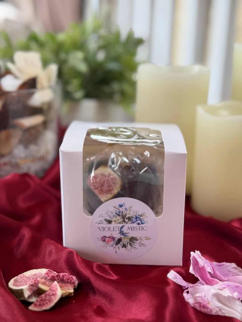 Violet Mystic Moon Tea Bomb ā Heart Shaped White Peony Tea with Blueberry & Fig