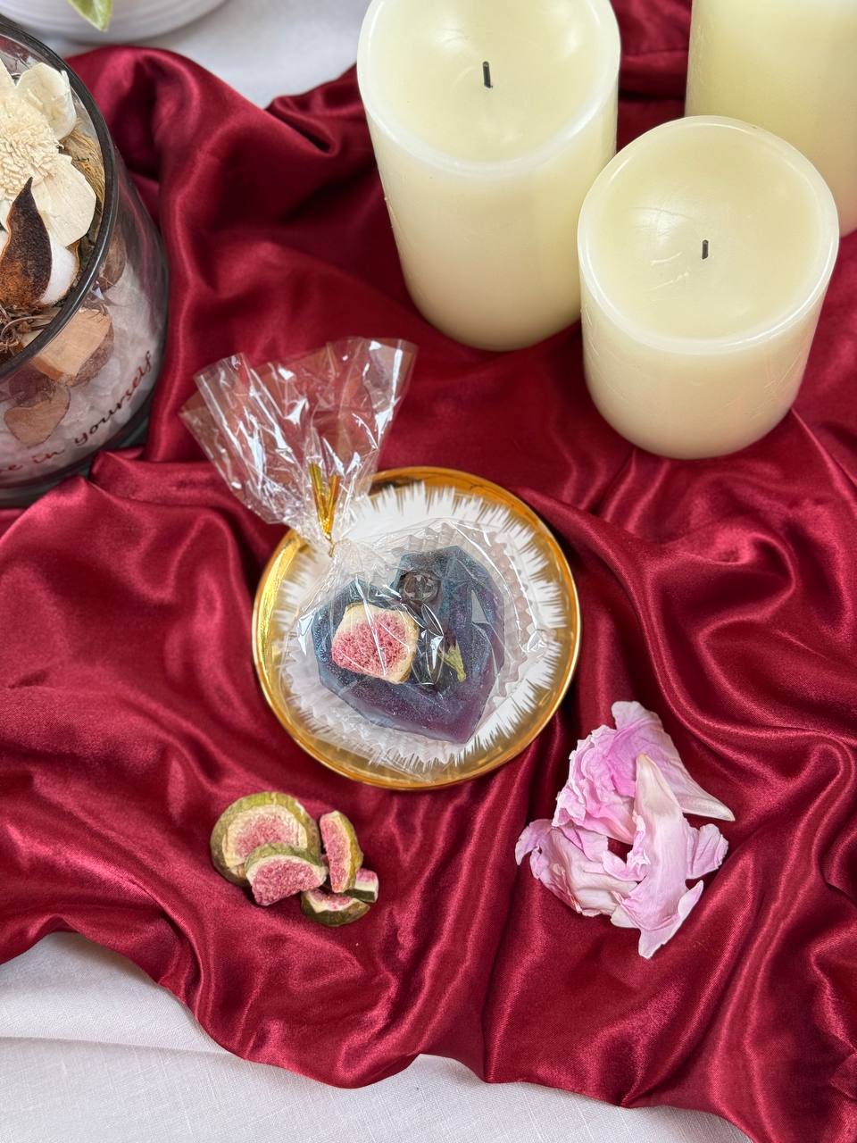 Violet Mystic Moon Tea Bomb ā Heart Shaped White Peony Tea with Blueberry & Fig
