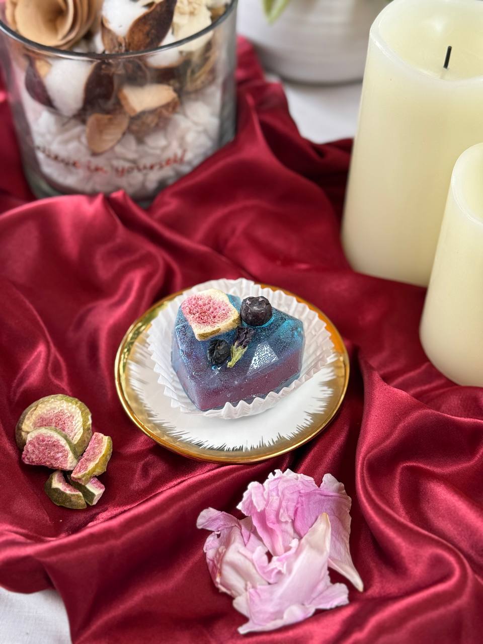 Violet Mystic Moon Tea Bomb ā Heart Shaped White Peony Tea with Blueberry & Fig