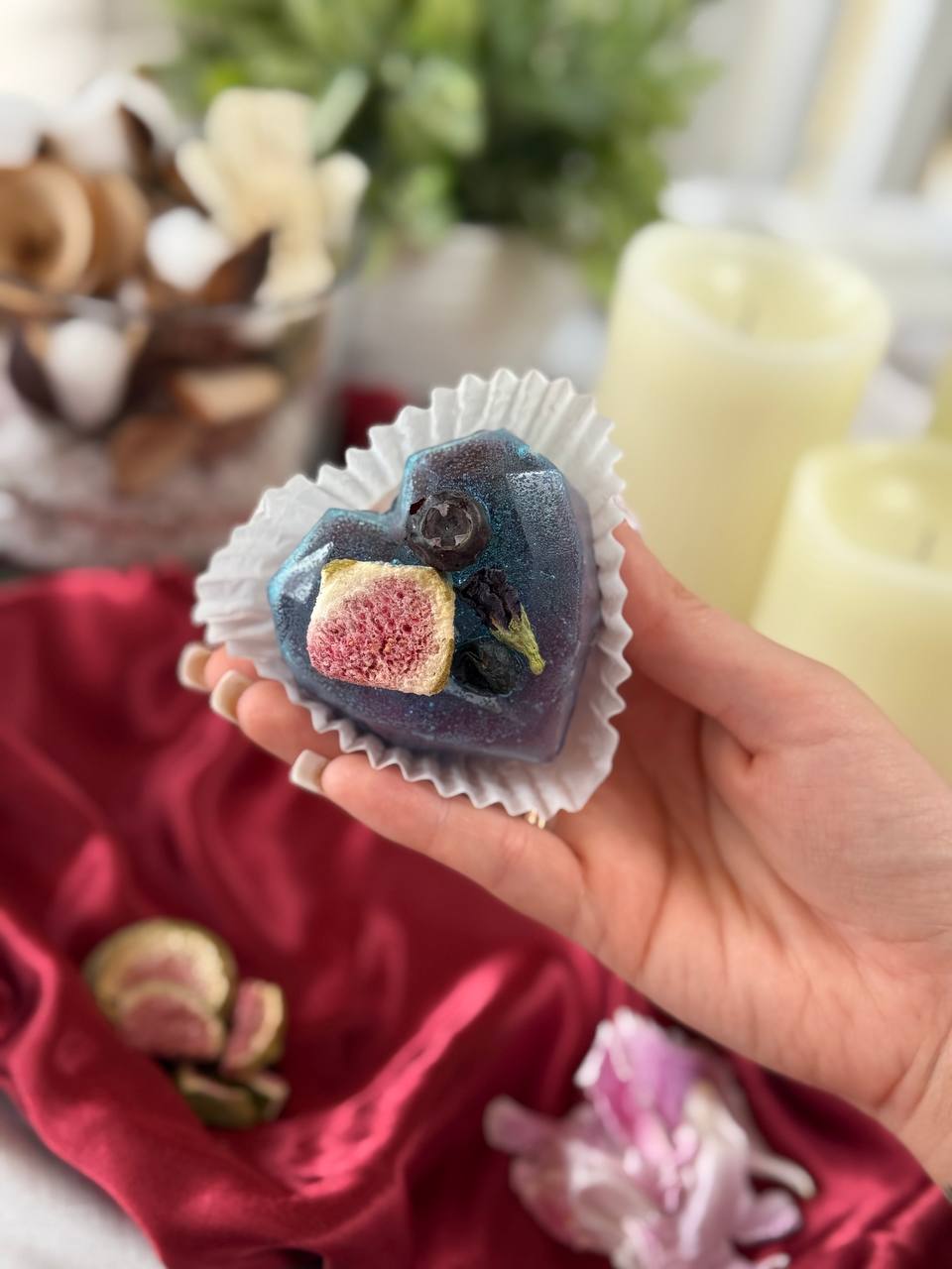 Violet Mystic Moon Tea Bomb ā Heart Shaped White Peony Tea with Blueberry & Fig