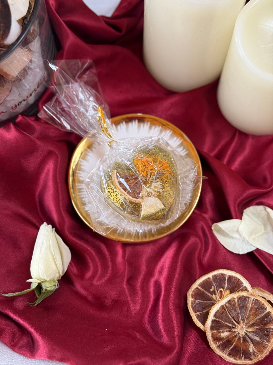 Golden Jasmine Sunset Tea Bomb ā Heart Shaped Herbal Fusion with Jasmine & Lemon