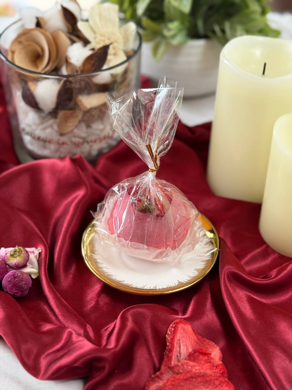 Scarlet Berry Kiss Tea Bomb ā Ball Shaped Fruit-Forward Hibiscus Tea Blend